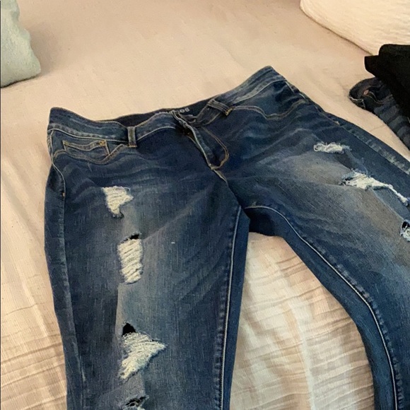 Distressed jeans - Picture 2 of 4